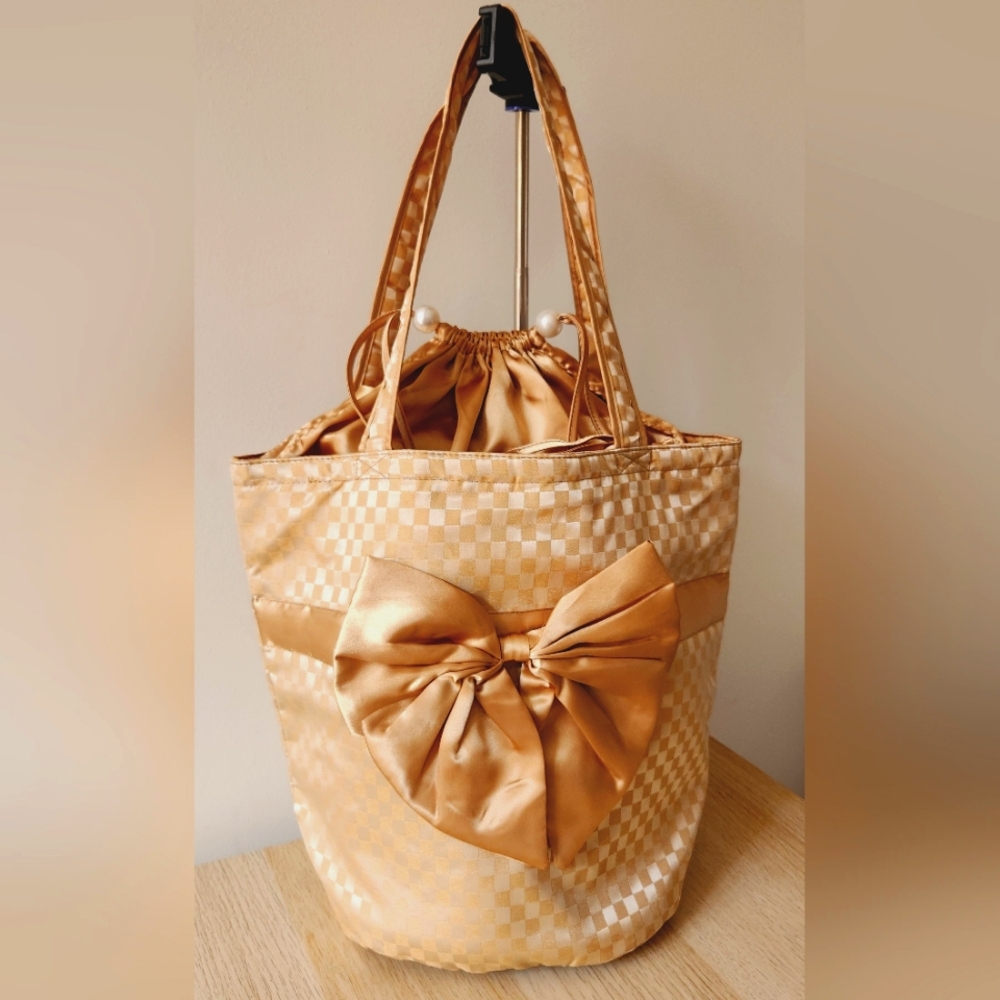 Shoulder bag round bottom in gold color